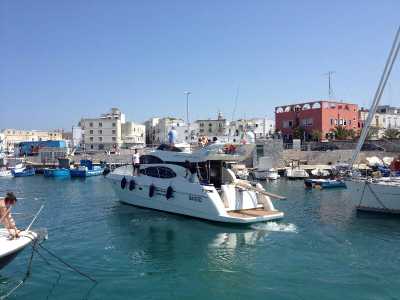 Un catamarano usato per le feste in barca nel porto di Monopoli
